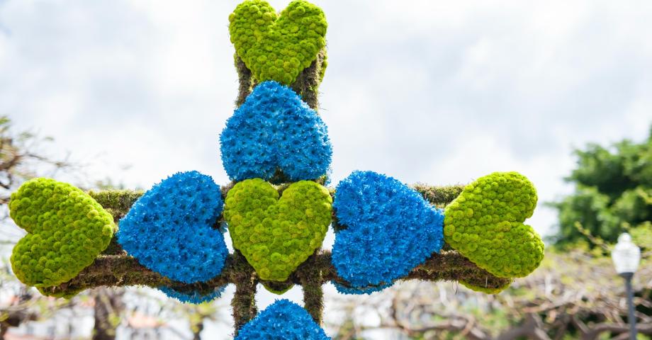 Santa Cruz engalana mañana las calles de la ciudad con 62 cruces de flores artesanales