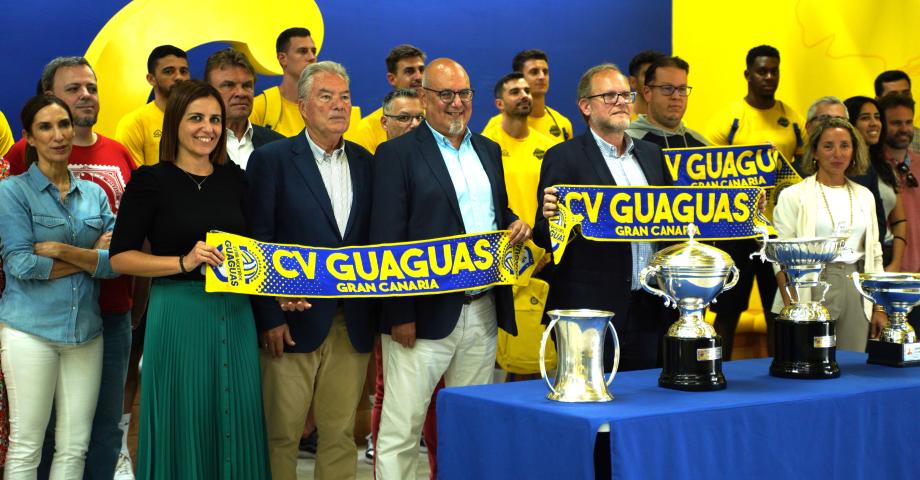 El Club Voleibol Guaguas brinda sus cuatro títulos a los empleados de Guaguas Municipales