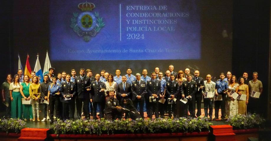 La Policía Local entrega 48 medallas de plata por actos distinguidos en la celebración de su patrona