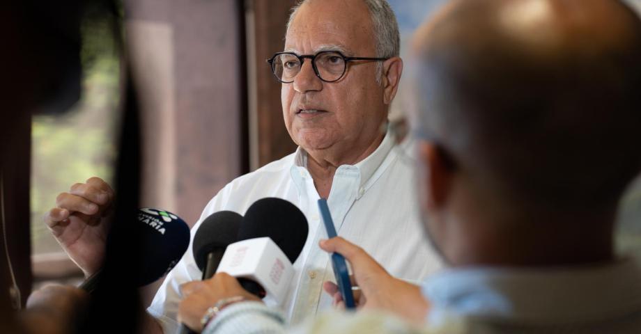 Curbelo: "El próximo lunes comenzará a prestar servicio la resonancia magnética de La Gomera“