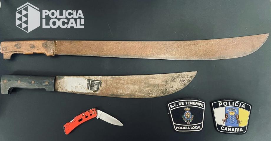 Detenido tras amenazar con varios machetes de grandes dimensiones a dos personas en un bar