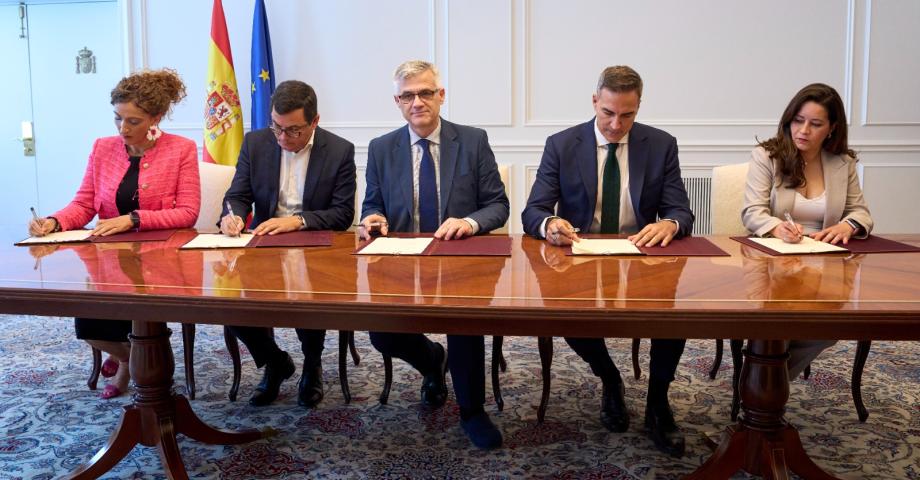 Santa Cruz firma en Madrid la rehabilitación de 432 viviendas en Añaza y Los Gladiolos