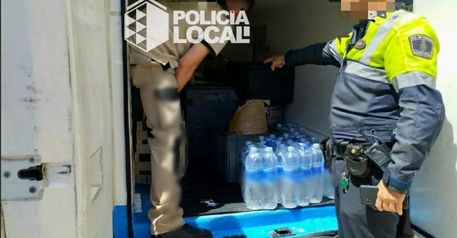 La Policía Local ordena la retirada de alimentos destinados a tres colegios por transporte irregular