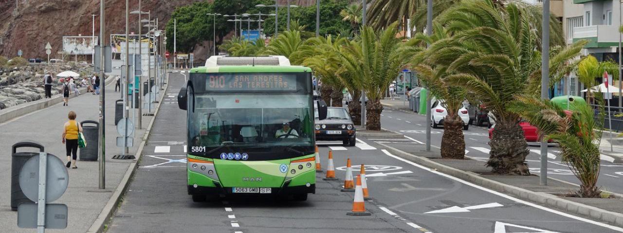 El carril bus a Las Teresitas volverá a operar desde este viernes hasta el domingo
