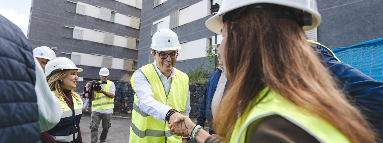 Pablo Rodríguez comprueba el avance en las obras de 65 viviendas públicas en La Orotava