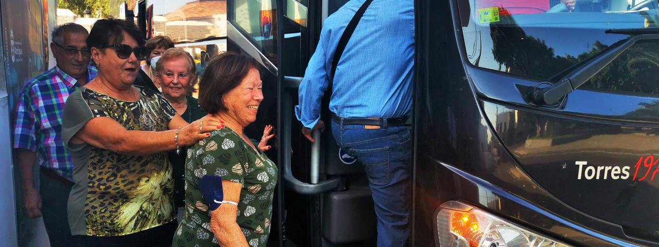 En las dos primeras horas de inscripción un centenar de mayores de Antigua se apuntan al viaje a Galicia