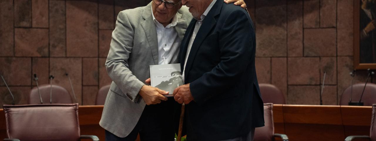 La Gomera homenajea a Isidro Ortiz en la clausura de las jornadas internacionales de Silbo Gomero