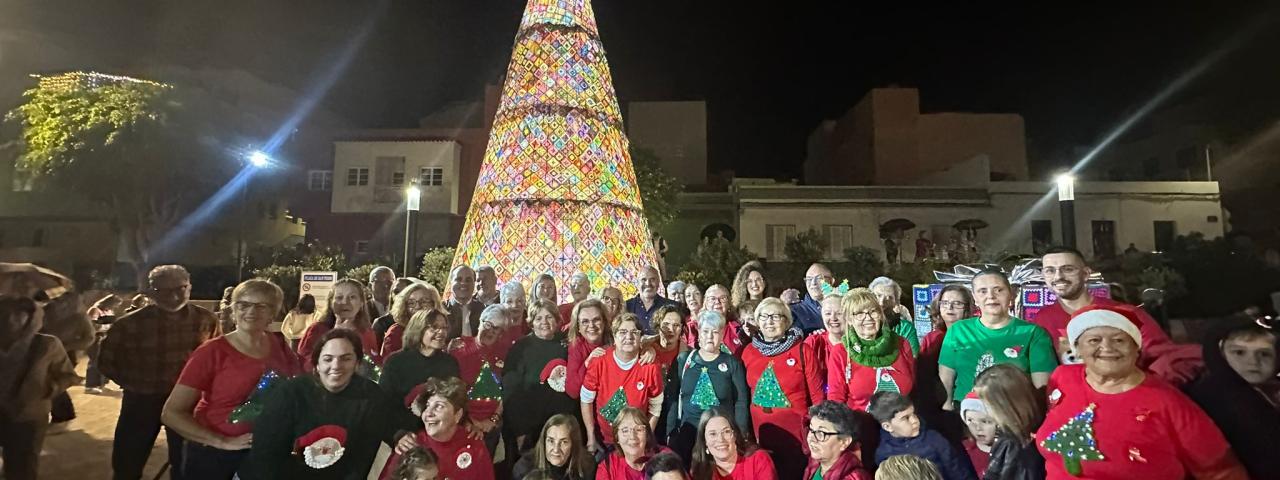 Cerca de 5.000 rosetas forman el precioso Árbol de Navidad de Ganchillo inaugurado este sábado en la Plaza de La Atalaya