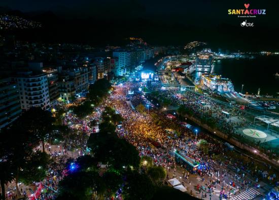 El Carnaval de Santa Cruz de Tenerife desborda sus previsiones con una Pi&ntilde;ata multitudinaria
