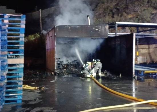 Los bomberos emplean 70.000 litros de agua en el incendio de una nave de palets en Maipez