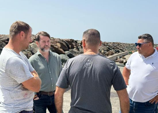 Carlos Alonso visita Arico para conocer las consecuencias del temporal marítimo sufrido esta semana en Canarias