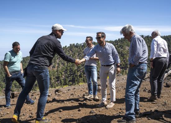 Zapata visita los trabajos de restauración en las zonas afectadas por el incendio de La Palma