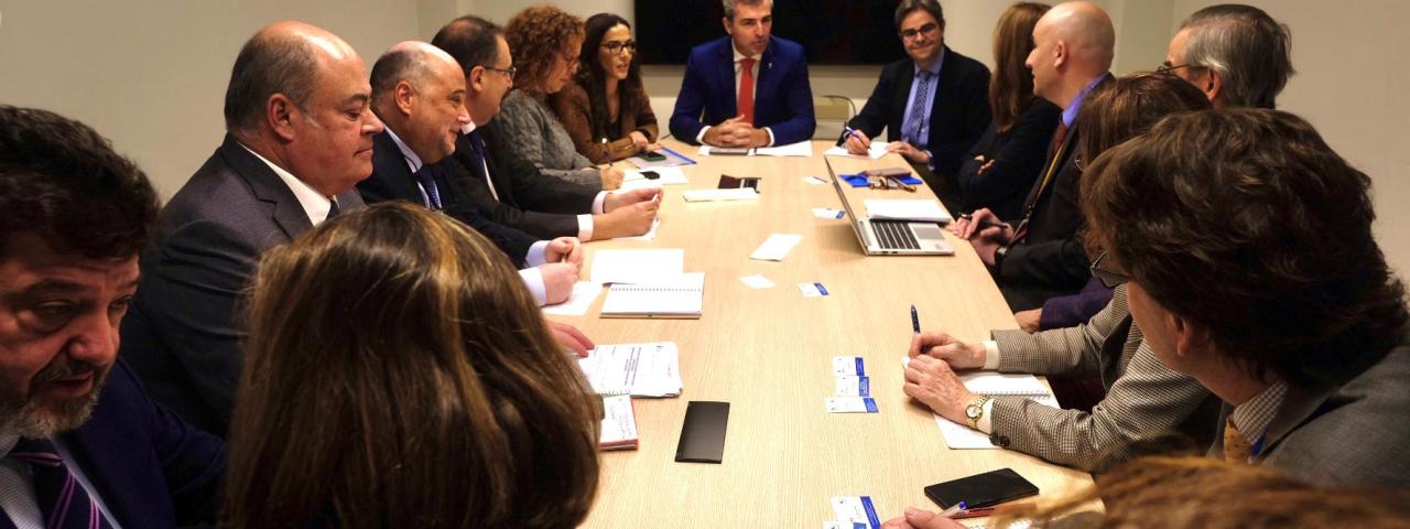 Manuel Domínguez negocia en Bruselas una modificación de los recargos a los fletes del transporte marítimo en Canarias