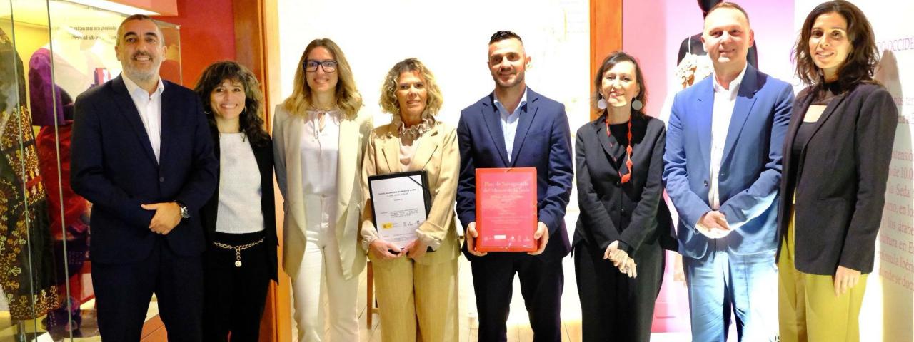 El Ayuntamiento de El Paso recibe el primer Plan de Salvaguarda del Estado para el Museo de la Seda