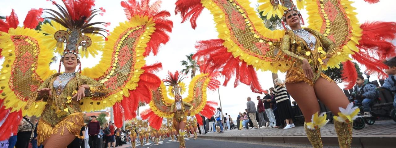 La marea multicolor del carnaval recorre Candelaria