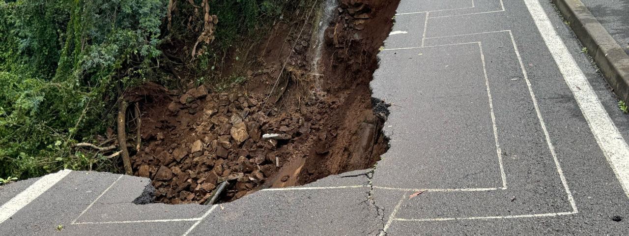 Se derrumba parte del puente precintado hace dos semanas en la calle Teobaldo Power