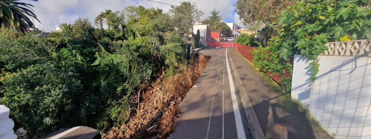 Operarios de Teidagua y Ferroser trabajan en la recuperación de los servicios afectados por el derrumbe del puente