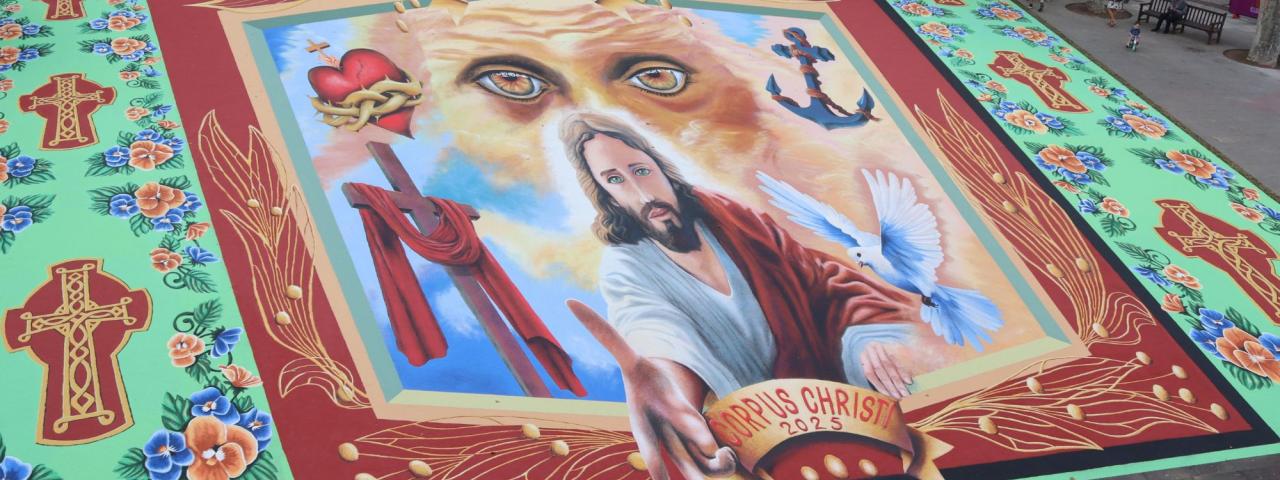 Más de un centenar de alfombras engalanan el Corpus Christi tacorontero