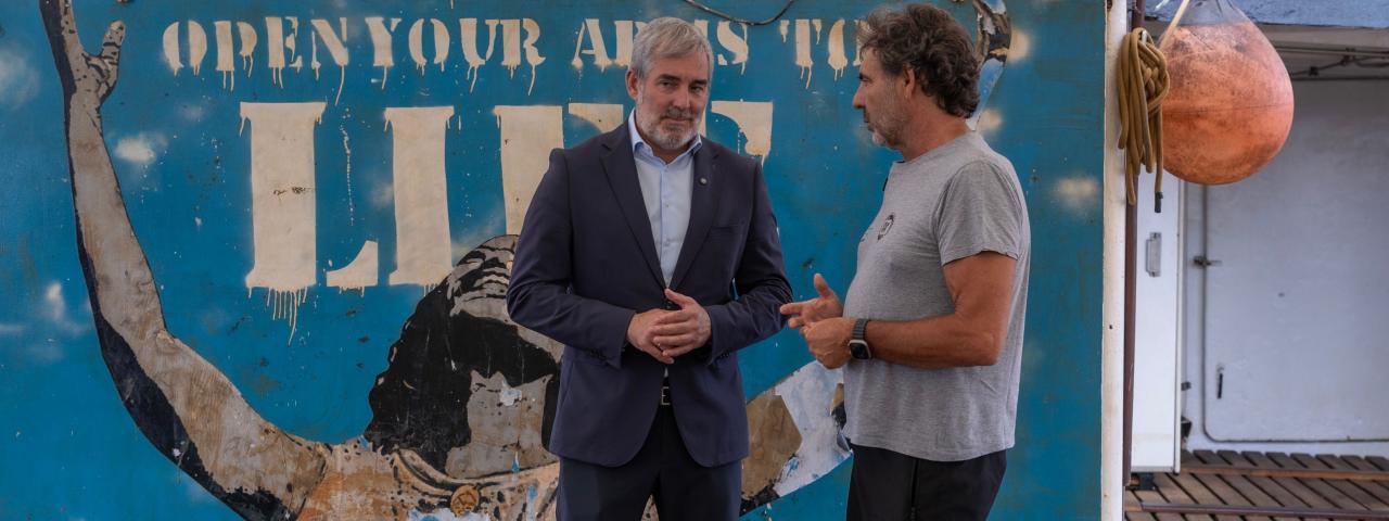 Clavijo advierte en una visita al ‘Open Arms’ que "no se puede responder a la migración desde los despachos“