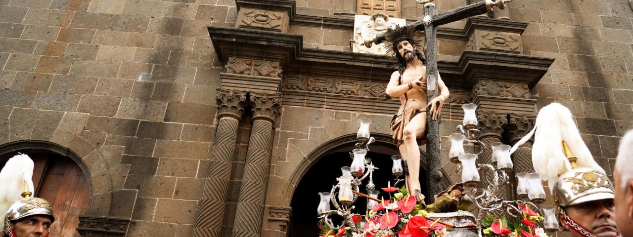 Miles de personas arropan al Cristo de Tacoronte en su día grande
