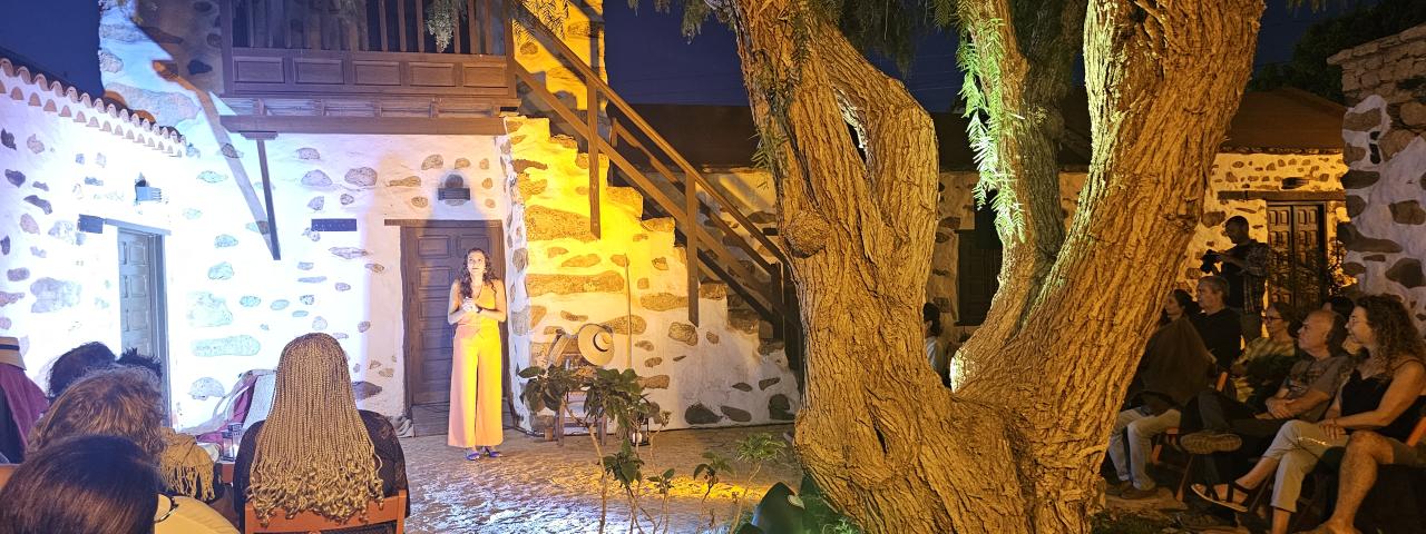 Candil de cuentos en Antigua triunfa cada viernes desde un patio de biblioteca