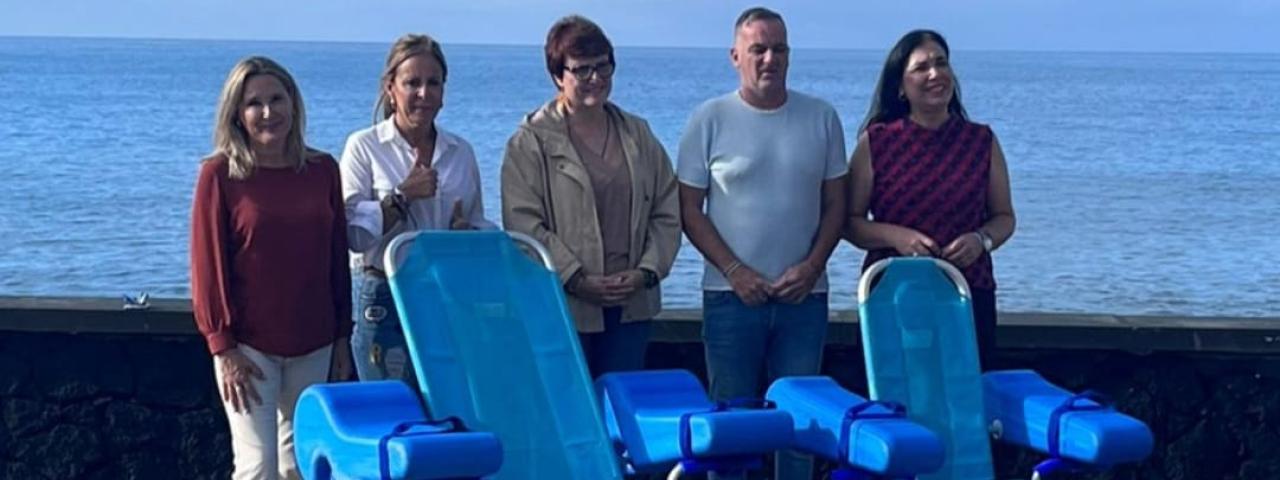 Tazacorte refuerza la accesibilidad en sus playas con dos nuevas sillas anfibias cedidas por la Consejería de Bienestar Social