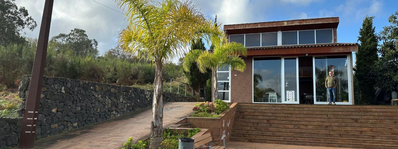 Finaliza el cerramiento integral del local social de Camino La Cuesta