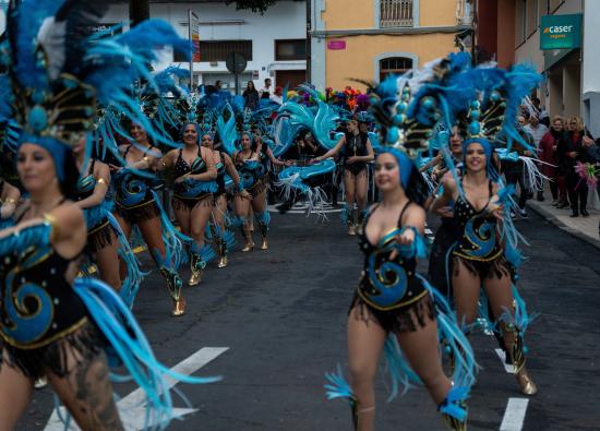 El Gran Coso Apoteosis del Carnaval llen&oacute; de color y ritmo las calles del casco hist&oacute;rico de Granadilla de Abona