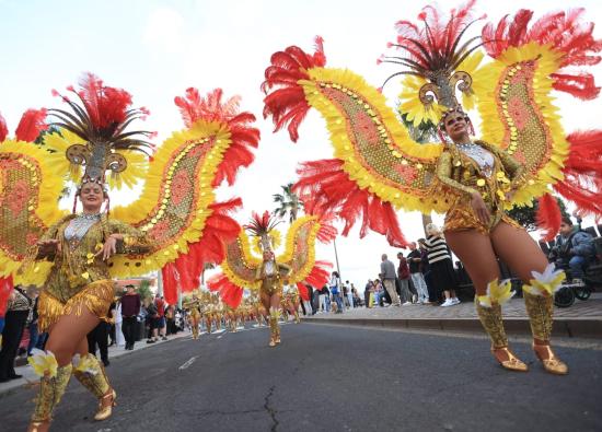 La marea multicolor del carnaval recorre Candelaria