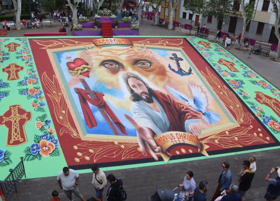 Más de un centenar de alfombras engalanan el Corpus Christi tacorontero