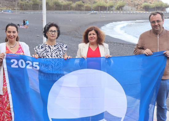 La playa de La Arena en Mesa del Mar ya luce la Bandera Azul 2025
