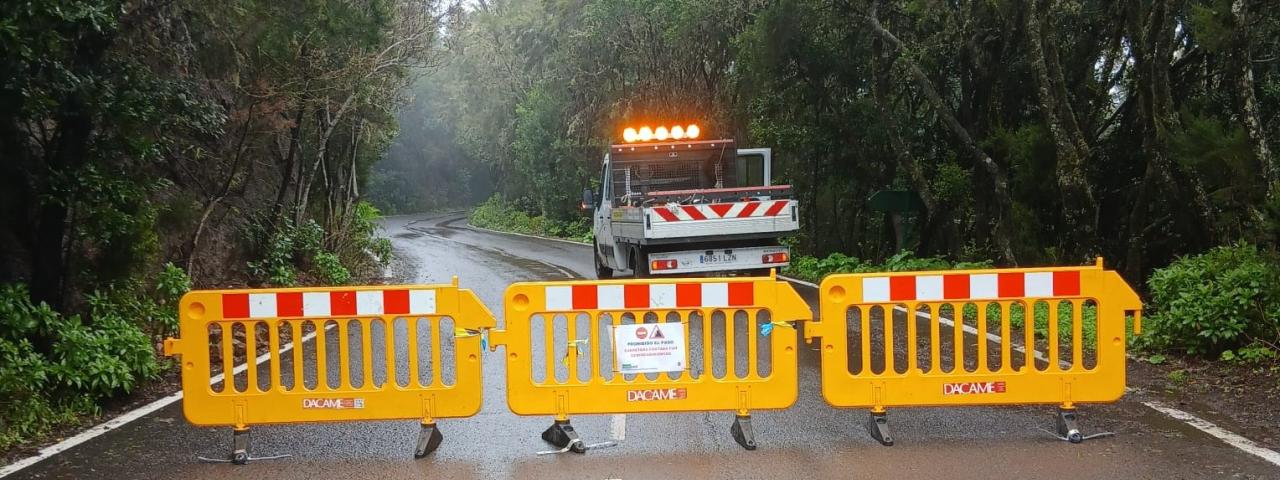 El Cabildo de La Gomera cierra la carretera de El Rejo para realizar labores de limpieza