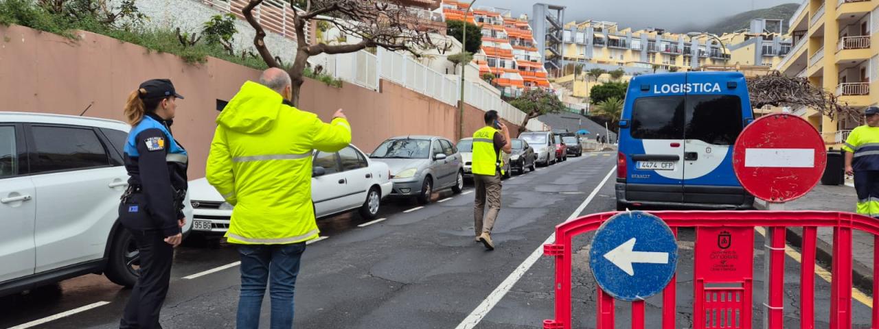 Cierre de un tramo de la Avenida Mar&iacute;tima en Las Caletillas