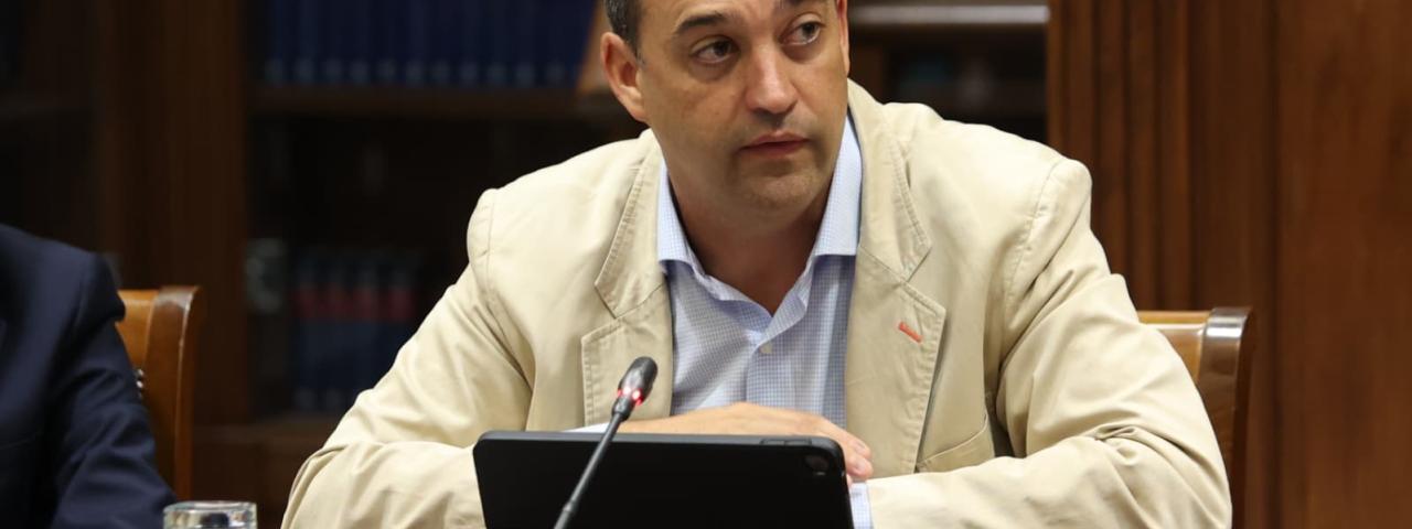 Juanma Casa&ntilde;as reclama m&aacute;s conexiones mar&iacute;timas regulares entre El Hierro, La Gomera y La Palma