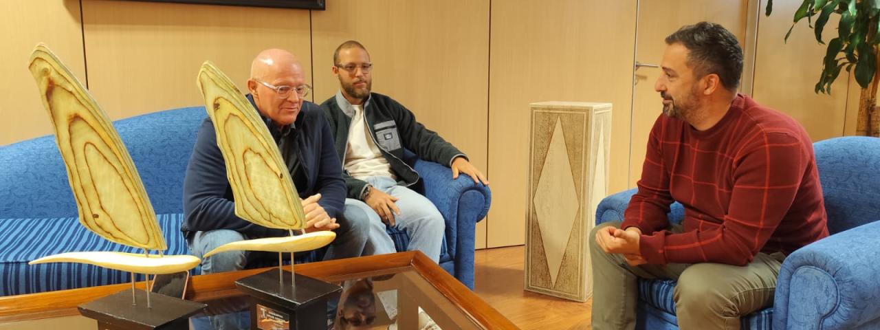 El alcalde felicita a Michael Friedl por su nuevo &eacute;xito mundial de windsurf