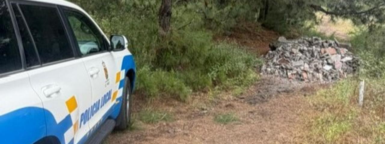 La Policía Local de El Paso investiga varios vertidos ilegales de escombros en zona de monte protegido