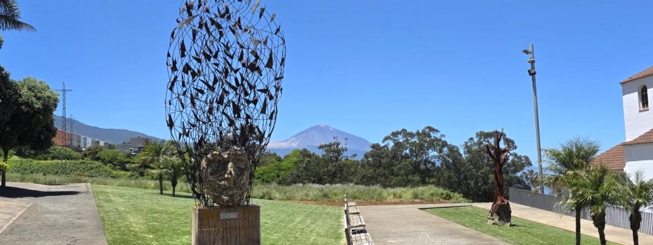El Sauzal inaugura la escultura "Tengo una idea de Julio Nieto, como homenaje a la educaci&oacute;n y la creatividad