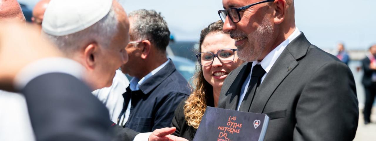 El libro ben&eacute;fico "Las otras historias del volc&aacute;n", con 80 testimonios de afectados por la erupci&oacute;n de La Palma, ya est&aacute; en el Vaticano