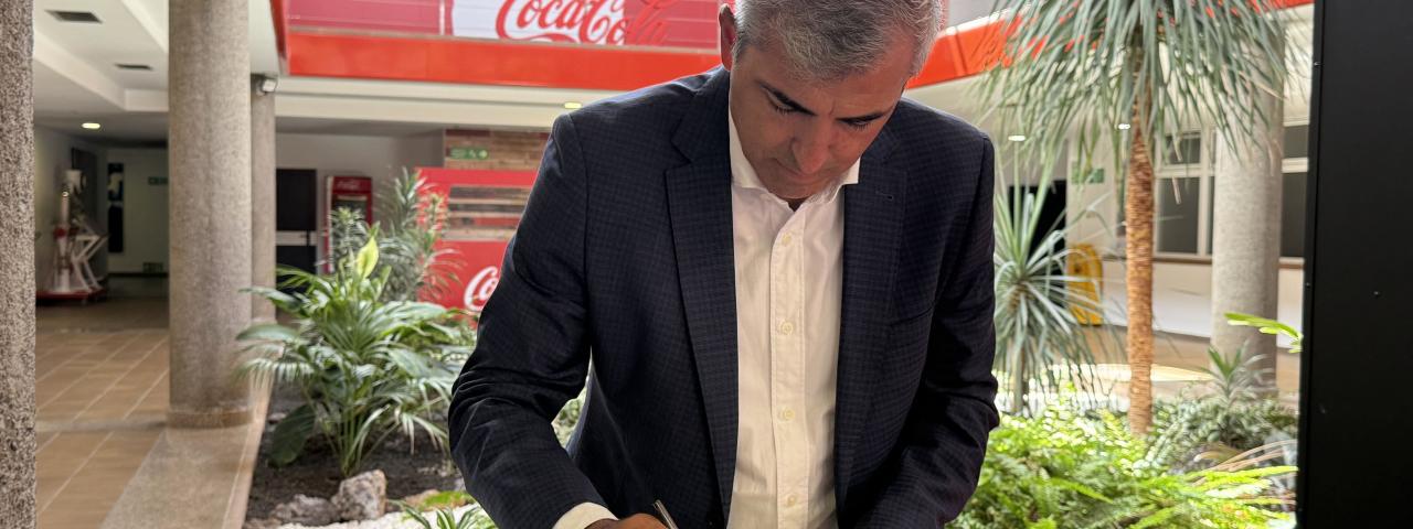 Coca-Cola celebra 70 años en Canarias con una visita institucional a su planta de Tacoronte