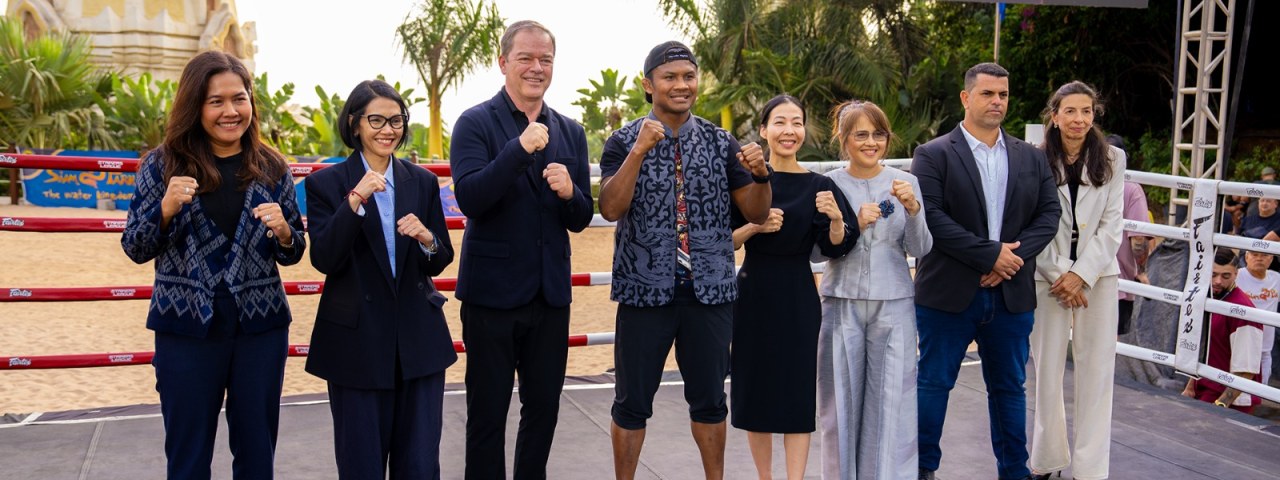 Siam Park hace historia con la primera visita de la leyenda del Muay Thai Buakaw Banchamek a Canarias
