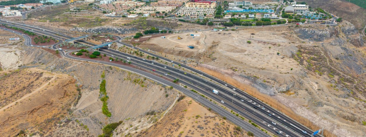 El Ayuntamiento amplía la vía de entrada a Adeje para descongestionar uno de los principales accesos