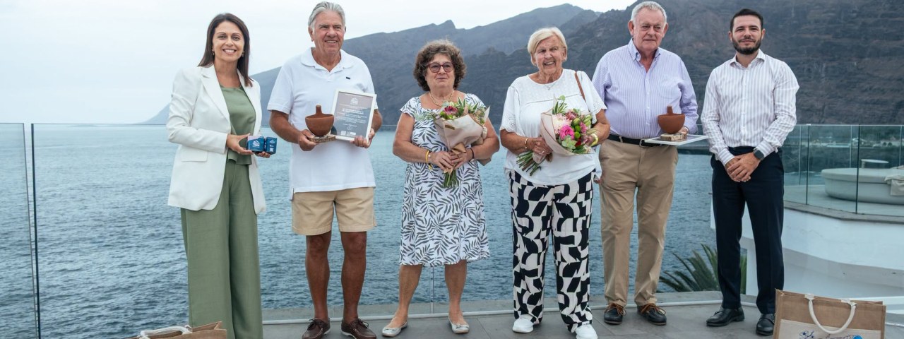 Santiago del Teide reconoce la fidelización turística de 4 matrimonios que llevan más de 20 más años visitando el municipio de manera consecutiva