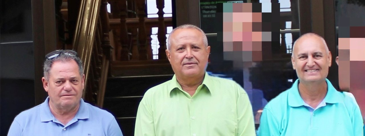El presidente de la Asociación del Taxi de Caleta de Fuste, Francisco Vera, agradece al alcalde Juan Cabrera, la limitación de la zona urbana