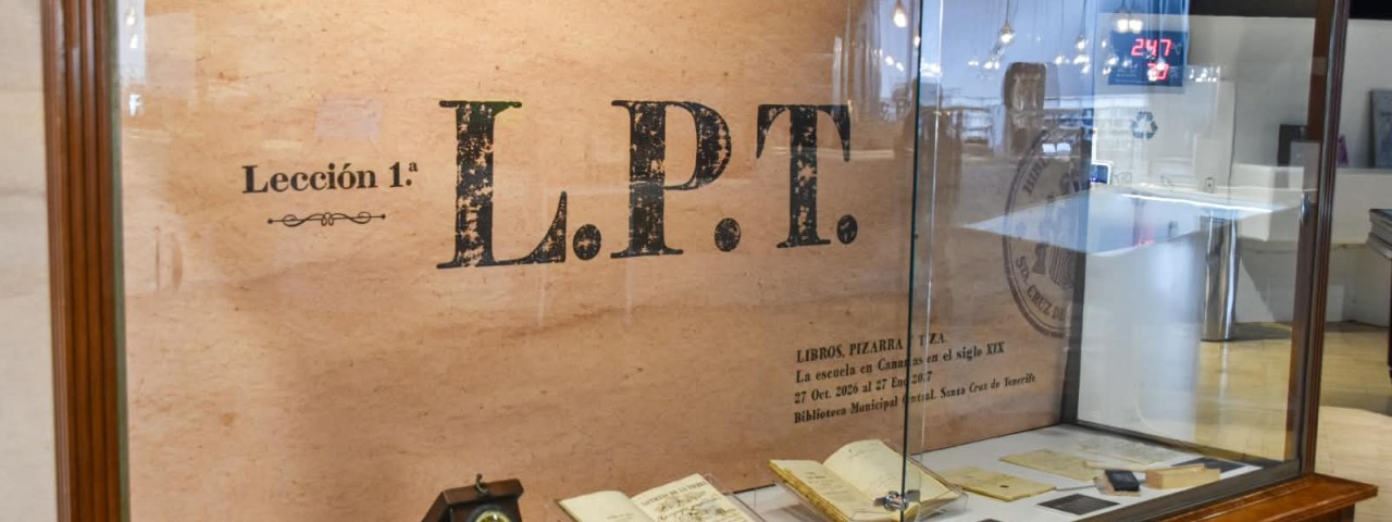 Santa Cruz acoge la exposición “Libros, pizarra y tiza” en la Biblioteca Municipal Central