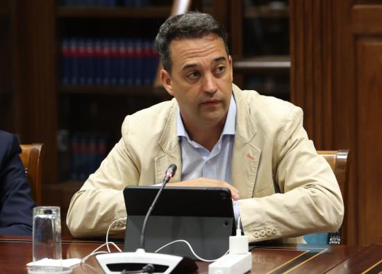 Juanma Casa&ntilde;as reclama m&aacute;s conexiones mar&iacute;timas regulares entre El Hierro, La Gomera y La Palma