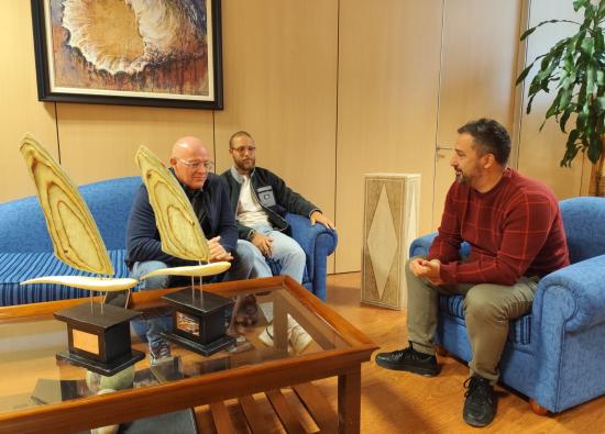 El alcalde felicita a Michael Friedl por su nuevo &eacute;xito mundial de windsurf