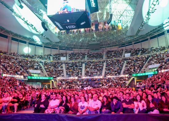 5.000 personas llenan por tercera vez el pabell&oacute;n Santiago Mart&iacute;n para re&iacute;r con La Quedada del A&ntilde;o, que ya tiene fecha para la edici&oacute;n de 2027