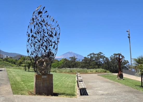 El Sauzal inaugura la escultura "Tengo una idea de Julio Nieto, como homenaje a la educaci&oacute;n y la creatividad