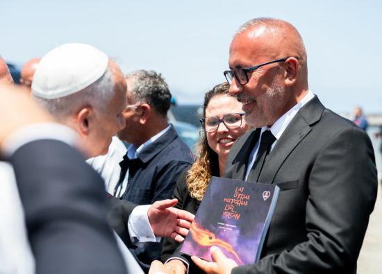 El libro ben&eacute;fico "Las otras historias del volc&aacute;n", con 80 testimonios de afectados por la erupci&oacute;n de La Palma, ya est&aacute; en el Vaticano