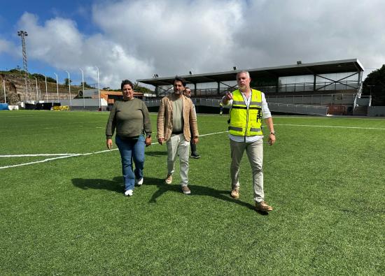 Comienzan los trabajos de reforma y modernizaci&oacute;n de la instalaci&oacute;n el&eacute;ctrica del campo de f&uacute;tbol de Barranco Las Lajas